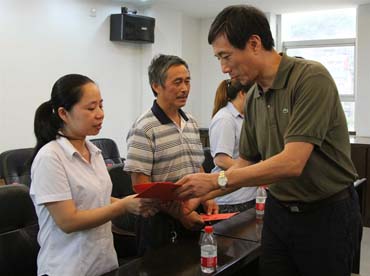 省總工會(huì)黨組書(shū)記、副主席陳震一行到順昌虹潤(rùn)精密儀器有限公司慰問(wèn)困難職工